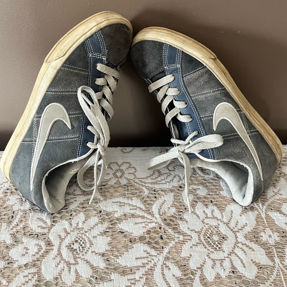 Vintage 80’s Nike Men's Gray and Blue Suede Skate Sneakers